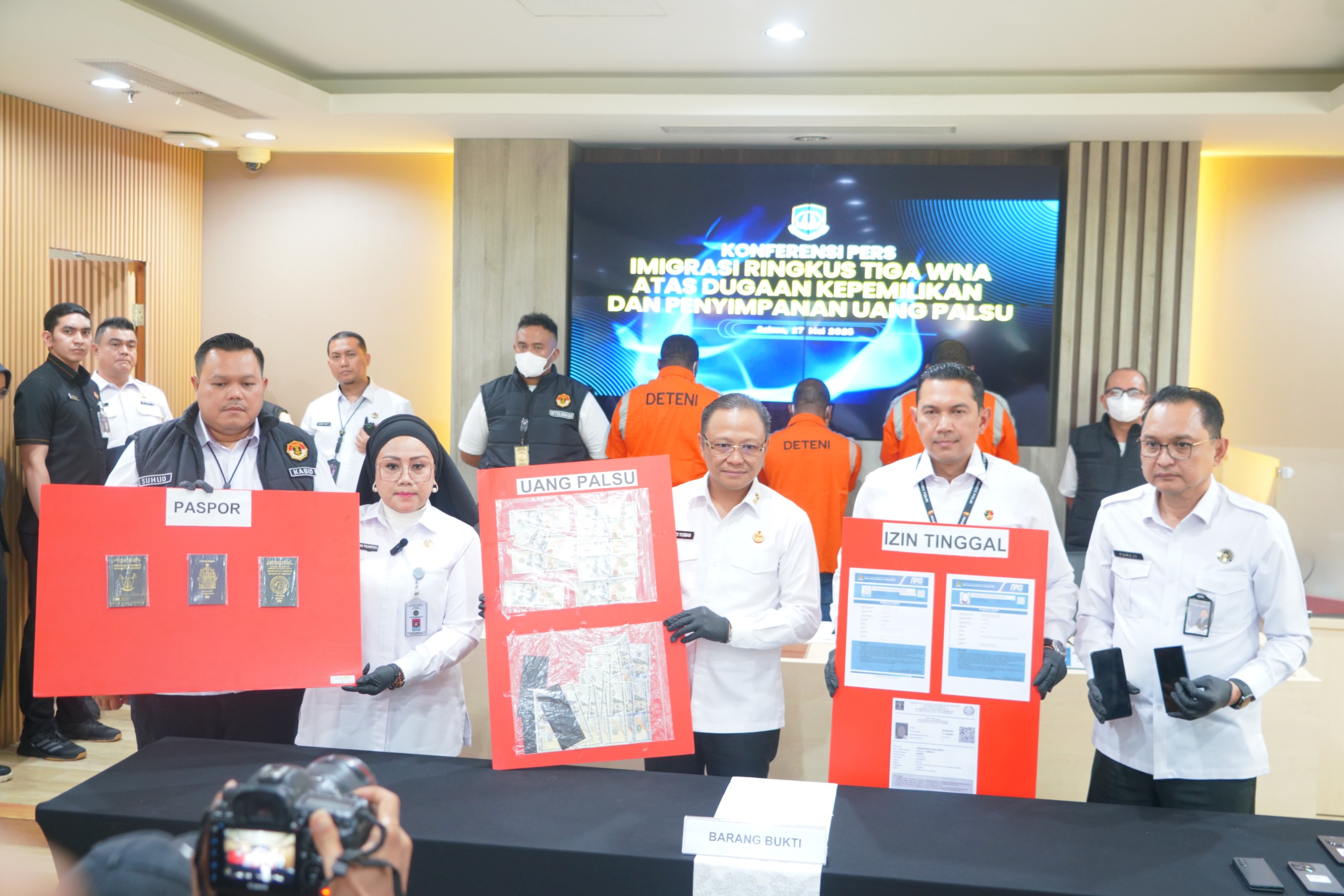 Imigrasi Ringkus Tiga WNA atas Dugaan Kepemilikan dan Penyimpanan Uang Palsu 
